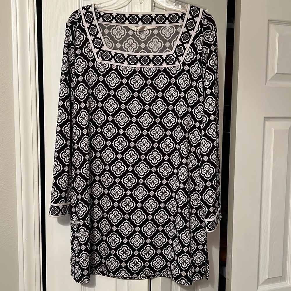 Black and white quarter length shirt size large